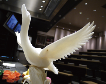 フルーツカットで作られた鳥の写真