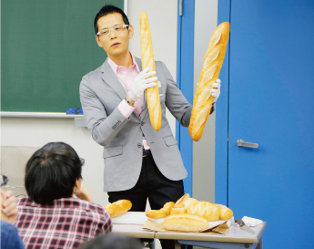 パンの解説をする先生の写真