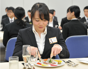 テーブルマナー講座を受ける生徒の写真