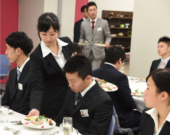 マナー講座の授業の様子